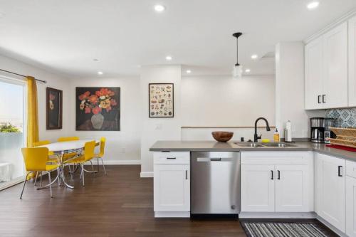 Entire Private 3-BR Home w Balcony Views 10-mins to SD Gaslamp, Downtown, Available Now in 納雄耐爾城