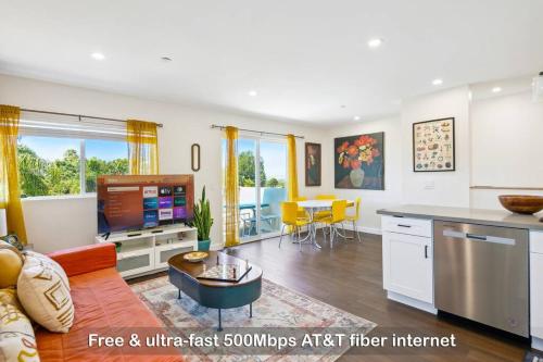 Entire Modern 3-Bedroom Home w Balcony Views 10-mins to San Diego Gaslamp, Downtown in National City, USA