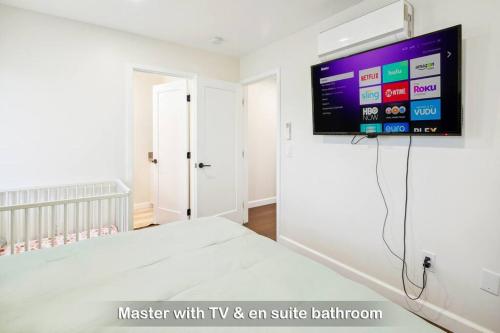 Entire Modern 3-Bedroom Home w Balcony Views 10-mins to San Diego Gaslamp, Downtown in National City, USA