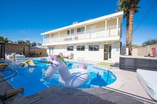 Large House, 15 Beds, Heated Pool, Hot Tub, BBQ, Close to Strip – khách sạn tại Đường Fremont