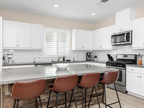 All You Need Is Love, 4 beds and a luxury yard in Allied Gardens