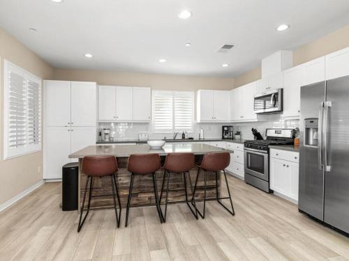 All You Need Is Love, 4 beds and a luxury yard in Allied Gardens