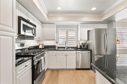 Carlsbad Village Escape 3-Bed 2,5-Bath steps from the beach in Carlsbad, USA