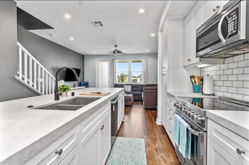 Four Points Coastal Comfort in Oceanside, USA