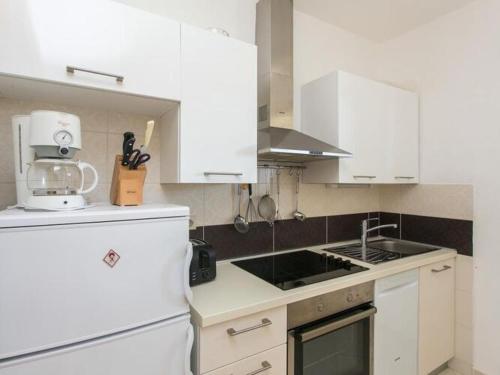 廚房, Apartments Maria Kolocep- Three Bedroom Apartment with Backyard Terrace and Sea View in 克羅策普