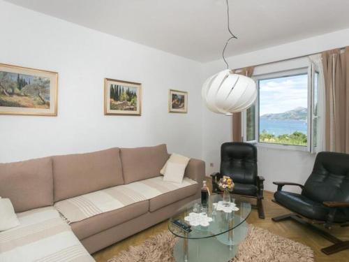 Apartments Maria Kolocep- Three Bedroom Apartment with Backyard Terrace and Sea View in 克羅策普