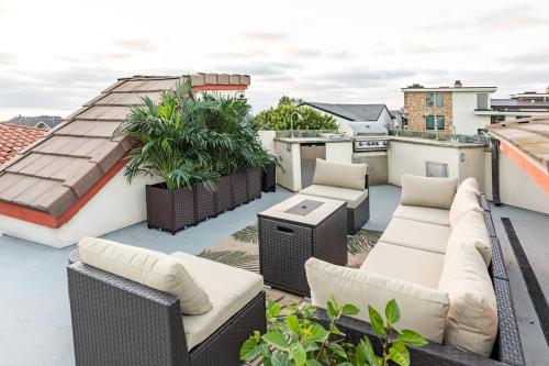 Good Times, Tan Lines - Ocean views rooftop lounge in Carlsbad, USA