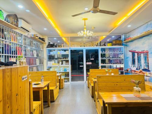 Restaurante, Urbanview Botania Meeting Point Batam by RedDoorz near Semak Daun Island