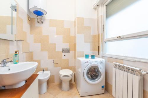 St Peters Colorful 3BDR Apartment, Рим (фото 7)