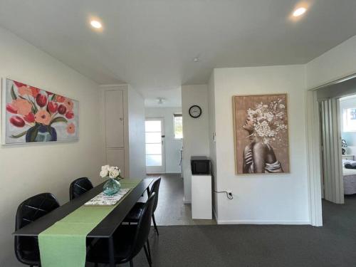 Cosy And Stylish Single Level 2 Bed Home Near CBD in Phillpstown