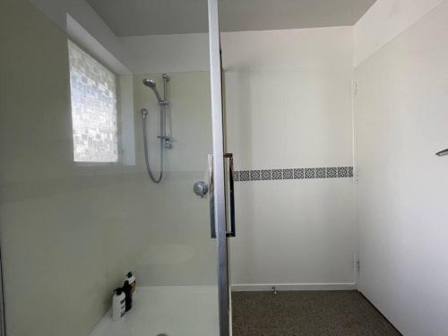 Cosy And Stylish Single Level 2 Bed Home Near CBD in Phillpstown