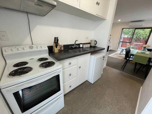 Cosy And Stylish Single Level 2 Bed Home Near CBD in Phillpstown