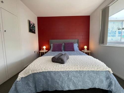 Cosy And Stylish Single Level 2 Bed Home Near CBD in Phillpstown