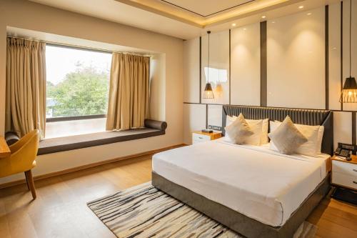 Deluxe Double Room image 10