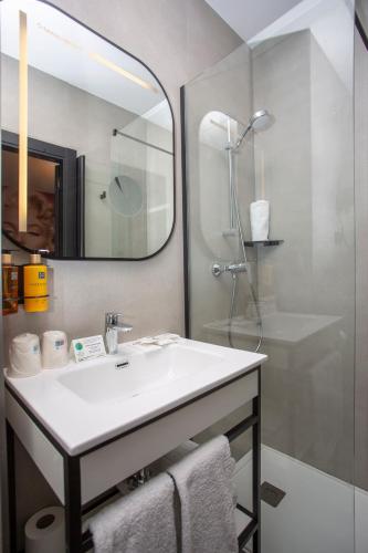 Economy Triple Room image 6