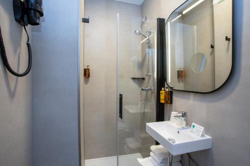 Economy Triple Room image 5