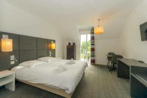 1 queen bed, 1 twin bed