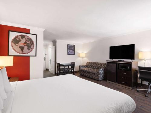 Ramada by Wyndham San Diego - Poway Miramar Airbase Room Type - Business King Room - Non-Smoking