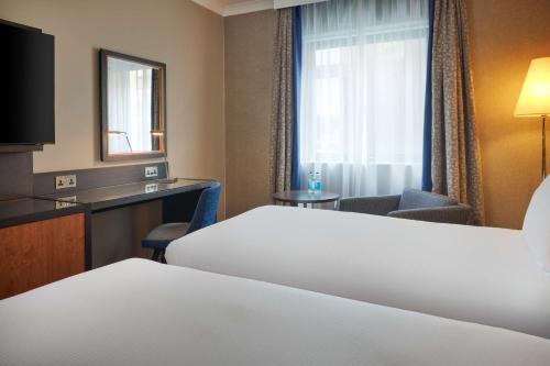 DoubleTree by Hilton Woking - image 7