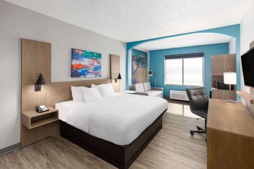 1 King Bed, Deluxe Room, Jetted Tub, Non-Smoking