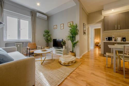 Excelente piso de 3 habitaciones en La Latina-Centro - image 2