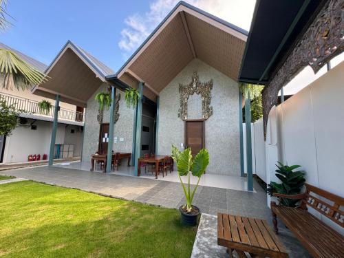 Exterior view, Atlas Central in Pai