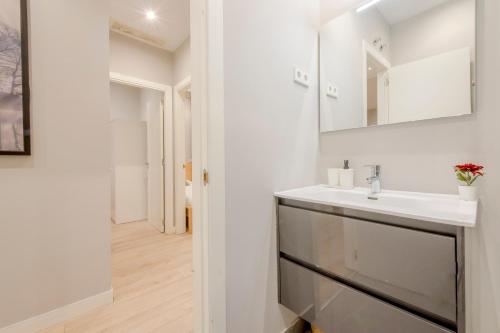Acogedor Apt 3 habitaciones y terraza en el Centro de Madrid - image 4