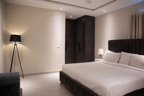 2 Bedroom Luxury Apartment - The Opus Luxury Residences by Book N Rent - image 10