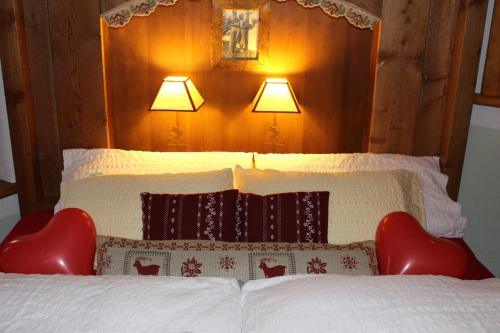1 queen bed, 1 sofa bed