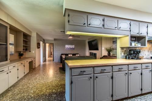 Water View Ocean Drive Retreat Awaits in Corpus Christi, USA