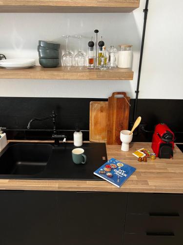 Large, stylish & super central studio - Tap to explore photos