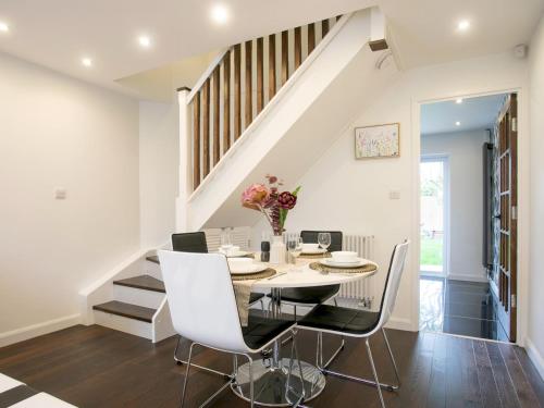 設施, Charming Home - Free Parking - Private Garden - Pass the Keys in 沃萊頓