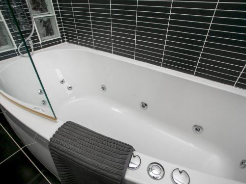 設施, Charming Home - Free Parking - Private Garden - Pass the Keys in 沃萊頓
