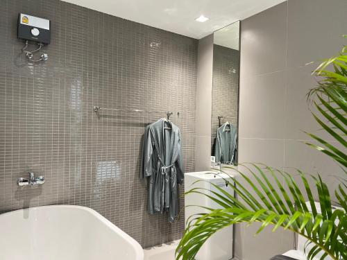 room detail thumbnail 2