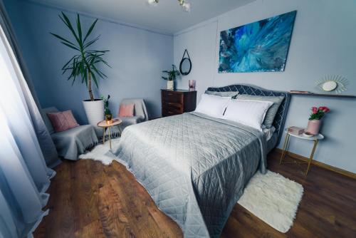 Top-Floor Retreat Near Old Town