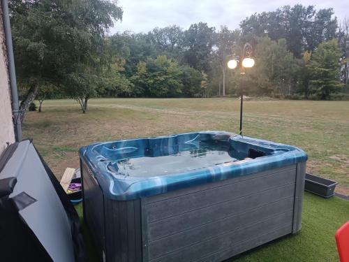 熱水浴缸, Maison Forestière en Forêt de Tronçais (Maison Forestiere en Foret de Troncais) in 布萊澤