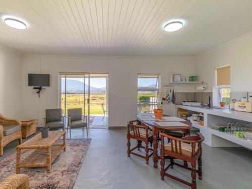 共用Lounge/電視區, Die Opstal Self-Catering in 里弗斯