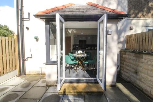 Exterior view, Cosy Modern 3 Bedroom House in Bradford City in Wibsey