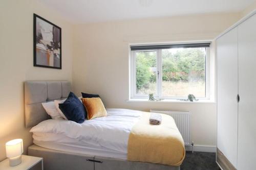 Cosy Modern 3 Bedroom House in Bradford City in Wibsey