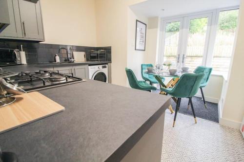 Kitchen, Cosy Modern 3 Bedroom House in Bradford City in Wibsey