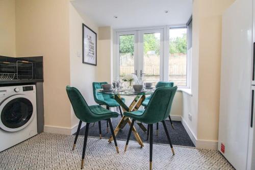 Kitchen, Cosy Modern 3 Bedroom House in Bradford City in Wibsey