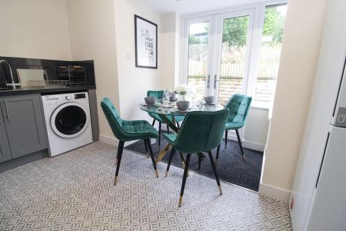 Facilities, Cosy Modern 3 Bedroom House in Bradford City in Wibsey