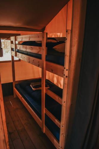 1 double bed, 1 bunk bed