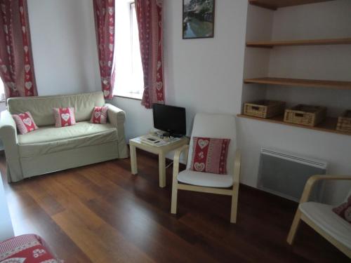 One-Bedroom Apartment image 7