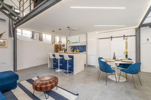 Host Wise - Elegant Loft with Historic Charm & Terrace