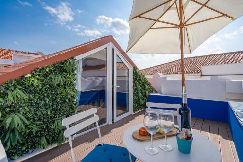 Host Wise - Elegant Loft with Historic Charm & Terrace, Portel (photo 3)