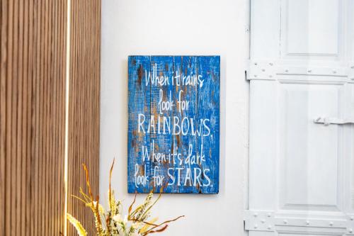 Host Wise - Elegant Loft with Historic Charm & Terrace