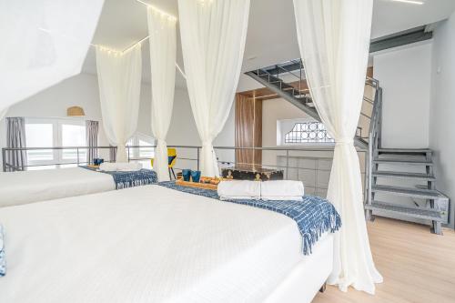 Host Wise - Elegant Loft with Historic Charm & Terrace, Portel (photo 10)
