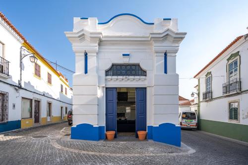 Host Wise - Elegant Loft with Historic Charm & Terrace, Portel (photo 5)