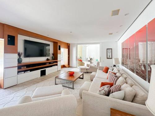 Mansao quadra de tenis, sala jogos, serv completo in Jardim Acapulco